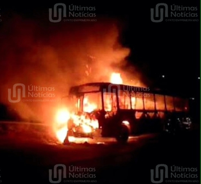 CRIME DE GRANDES CENTROS CHEGAM AO INTERIOR bandidos incendeiam ônibus em Formiga Onibus em chamas - formiga